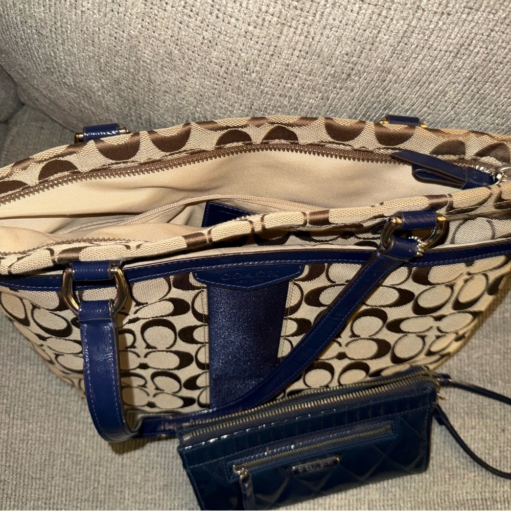 COACH Signature tan and navy blue medium tote with patent leather navy wristlet - Picture 16 of 16